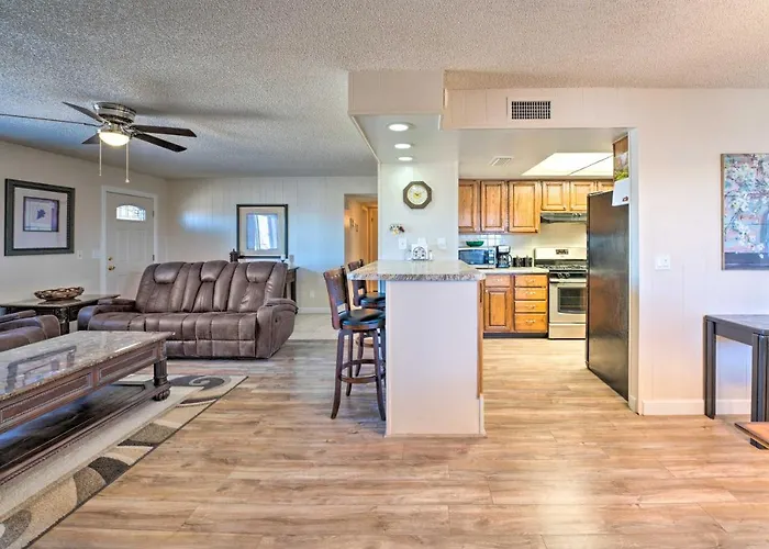 Havasu W/ Pool - 2 Miles To Waterfront! Holiday home *