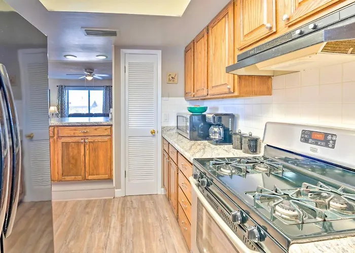 Havasu W/ Pool - 2 Miles To Waterfront! Holiday home *