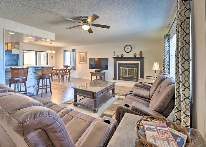 Havasu W/ Pool - 2 Miles To Waterfront! Holiday home *