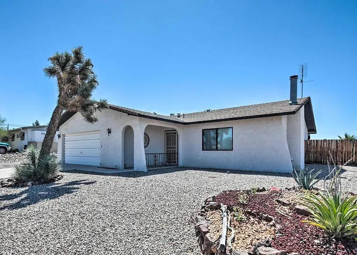 Havasu W/ Pool - 2 Miles To Waterfront! Holiday home