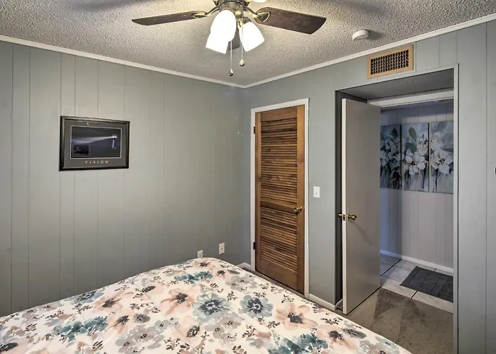 Havasu W/ Pool - 2 Miles To Waterfront! Holiday home Lake Havasu City