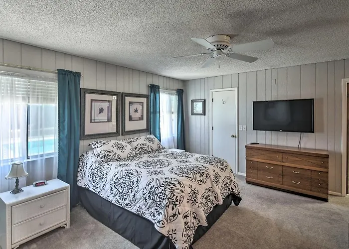 Havasu W/ Pool - 2 Miles To Waterfront! Holiday home Lake Havasu City