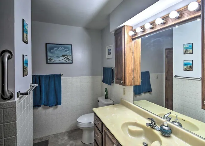 Havasu W/ Pool - 2 Miles To Waterfront! Holiday home Lake Havasu City