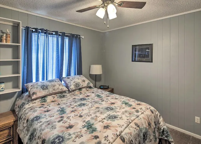 Havasu W/ Pool - 2 Miles To Waterfront! Holiday home Lake Havasu City